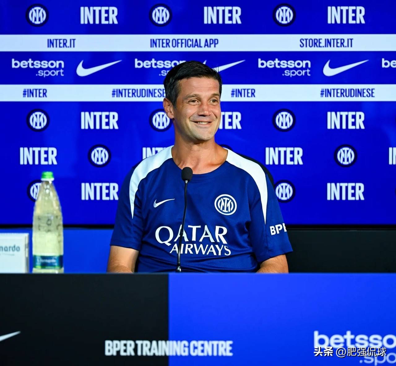 mk体育下载关于里昂训练开放日；冲刺阶段主帅复盘引观众欢呼；欧冠在即；轮换策略被讨论的信息