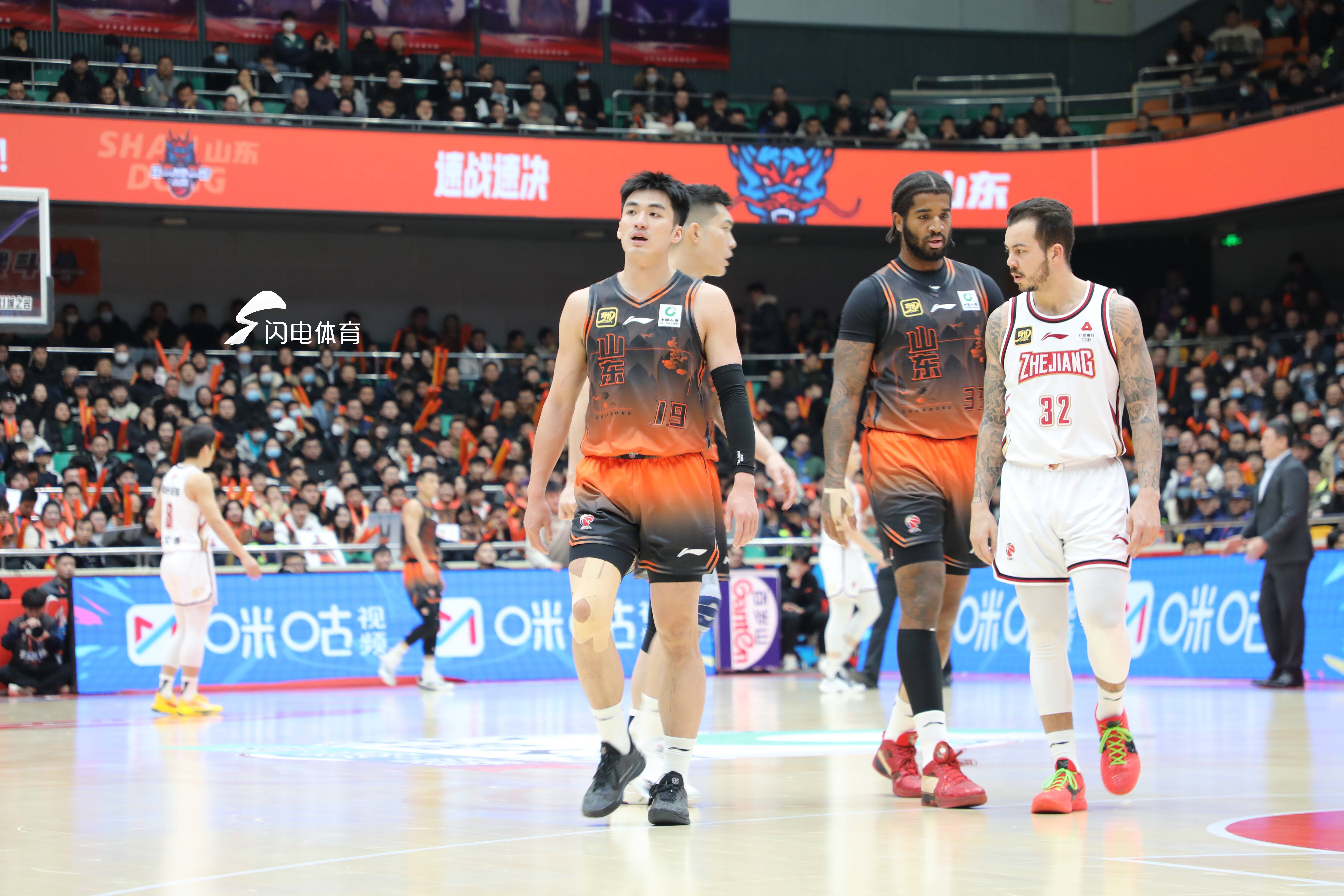 mk体育官网山东男篮训练开放日，赛后防线松动引观众欢呼，美洲杯在即，训练强度显著提升的简单介绍